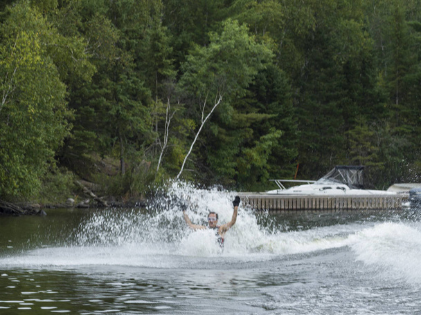 Hombre esquí acuático en el lago, Lago de los Bosques, Ontario, Canadá - Foto, imagen