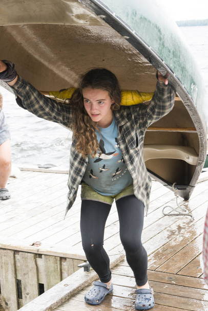 Tizenéves lány egy a fején, Bb tábor, tó az erdőben, Ontario, Kanada kenu szállító - Fotó, kép