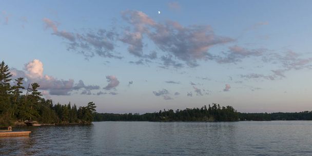 Malebný výhled na jezero při západu slunce, lesní jezero, Ontario, Kanada - Fotografie, Obrázek