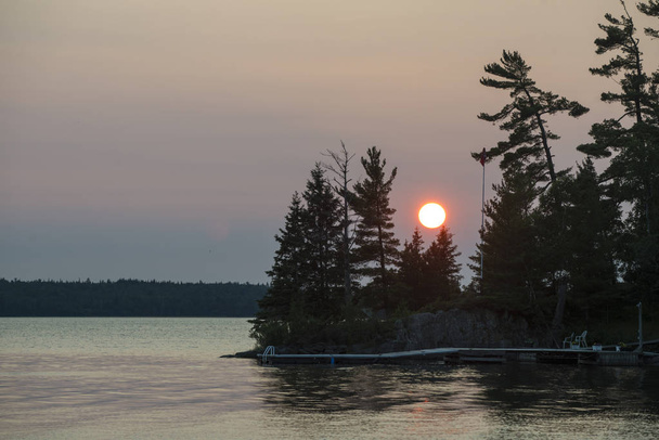 Γραφική θέα της λίμνης κατά το ηλιοβασίλεμα, λίμνη των ξύλων, Οντάριο, Καναδάς - Φωτογραφία, εικόνα