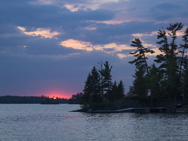 Pohled na stromy na břehu jezera při západu slunce, lesní jezero, Ontario, Kanada - Fotografie, Obrázek