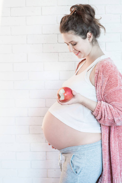 Pregnant woman with fresh apple pregnancy healthcare food and ha - Foto, Imagen