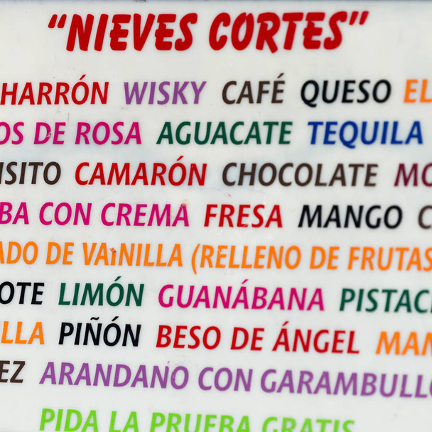 Detail barevné textu znamení, Centro, Dolores Hidalgo, Guanajuato, Mexiko - Fotografie, Obrázek