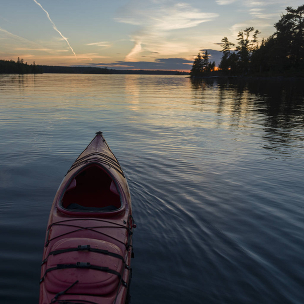 Каяк в озері, Лісове озеро, Онтаріо, Канада - Фото, зображення