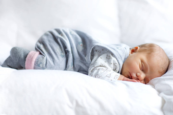 Портрет милой очаровательной новорожденной девочки, спящей
 - Фото, изображение
