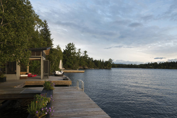 Krásné přírodní scéna, lesní jezero, Ontario, Kanada - Fotografie, Obrázek
