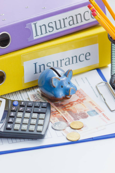 Clean insurance form, piggy bank, calculator and money - Foto, Bild