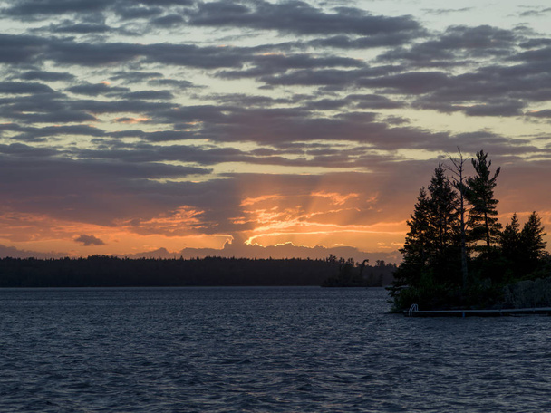 Schilderachtig uitzicht op het meer bij zonsondergang, Lake of The Woods, Ontario, Canada - Foto, afbeelding