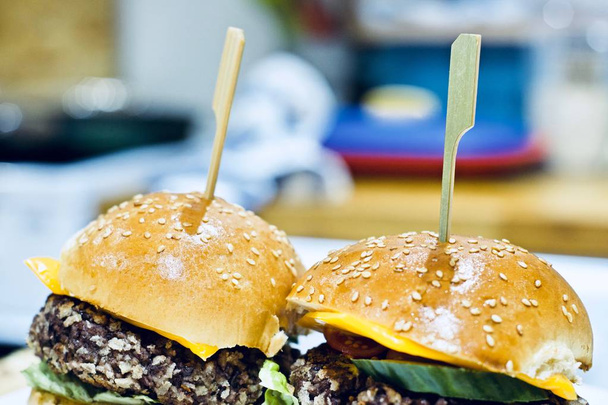 Ízletes burger a konyhában - Fotó, kép