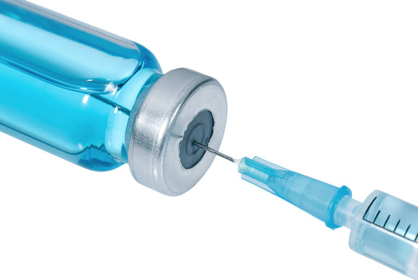 Медицинский шприц с иглой во флаконе с голубой вакциной изолирован на белом фоне. Игла вонзилась во флакон с голубой жидкостью
 - Фото, изображение