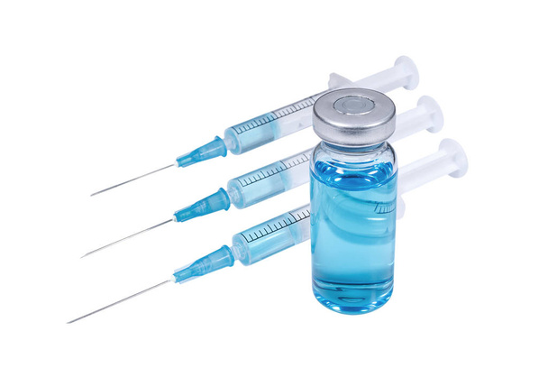 Три шприца и медицинский флакон с голубой вакциной на белом фоне
 - Фото, изображение