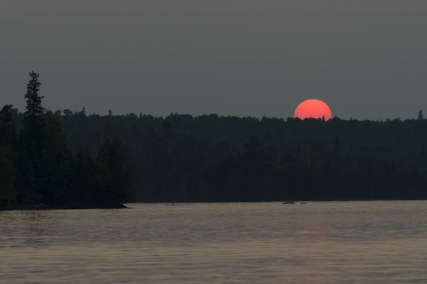 Живописный вид на озеро на закате, озеро Вудс, Онтарио, Канада
 - Фото, изображение