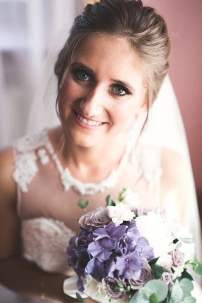豪華な花嫁は、部屋で結婚式の顔をポーズと準備 - 写真・画像