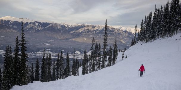 Turystyczny narciarskie w dolinie, Kicking Horse Mountain Resort, Golden, British Columbia, Kanada - Zdjęcie, obraz
