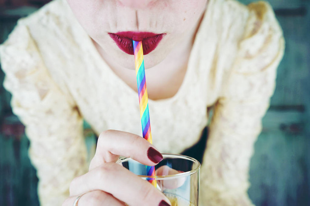 Giovane e donna divertente con paglia di arcobaleno - Foto, immagini