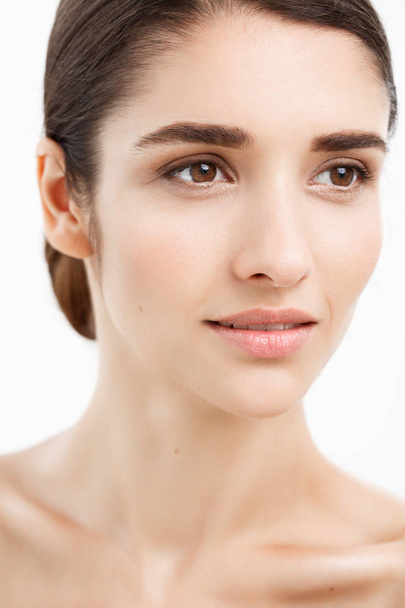 Beauty Youth Skin Care Concept - Close up Belo retrato de rosto de mulher branca. Menina modelo Spa bonita com perfeita pele limpa fresca sobre fundo branco
. - Foto, Imagem