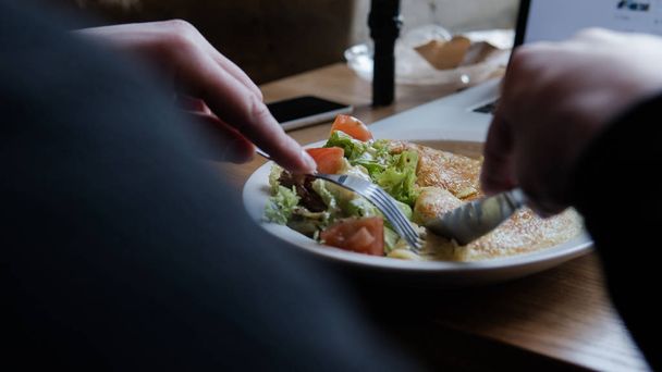 tortilla con verduras en un primer plano plato. Alimentos milenarios
  - Foto, imagen
