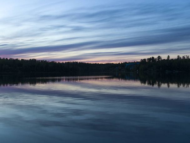 Vista panorámica del lago al atardecer, Lago de los Bosques, Ontario, Canadá
 - Foto, Imagen