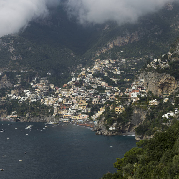 Vista elevata della città costiera, Costiera Amalfitana, Salerno, Campania, Italia
 - Foto, immagini