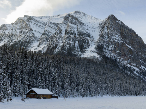 冬雪、レイク ・ ルイーズ、バンフ国立公園、アルバータ、カナダの山のロッジします。 - 写真・画像