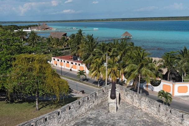 Widok z fort San Felipe laguną Bacalar - Zdjęcie, obraz