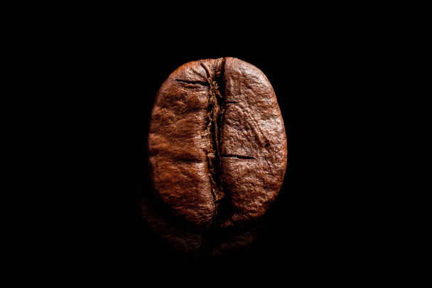 egy kávé bab sötét espresso egy fekete háttér. - Fotó, kép