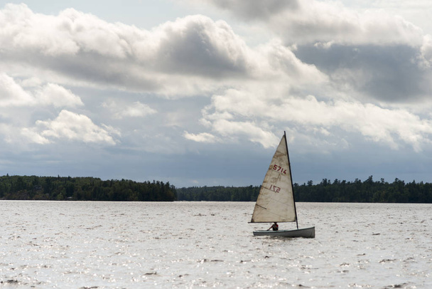 voilier sur le lac par temps nuageux - Photo, image