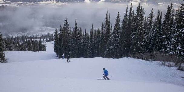 Turistas esquiando no vale, Kicking Horse Mountain Resort, Golden, British Columbia, Canadá
 - Foto, Imagem