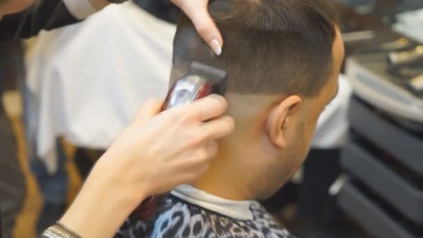 Primer plano de los hombres corte de pelo con clipper en la barbería.Corte de pelo de los hombres Barbería. Hombres peluqueros. Peluquero corta la máquina cliente para cortes de pelo
. - Metraje, vídeo