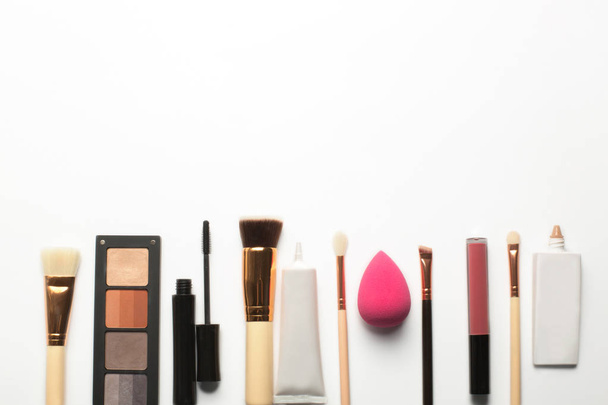 Pose plate de palette cosmétique, apprêt maquillage et rouge à lèvres mat
.  - Photo, image