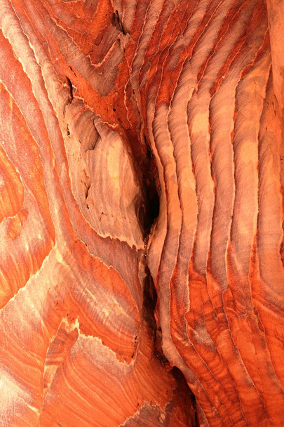 Värikäs hiekkakivi Petra, Jordania, Lähi-itä. Petrassa kivihaudat kaiverrettiin hiekkakiveen 300-luvulla eaa.
. - Valokuva, kuva