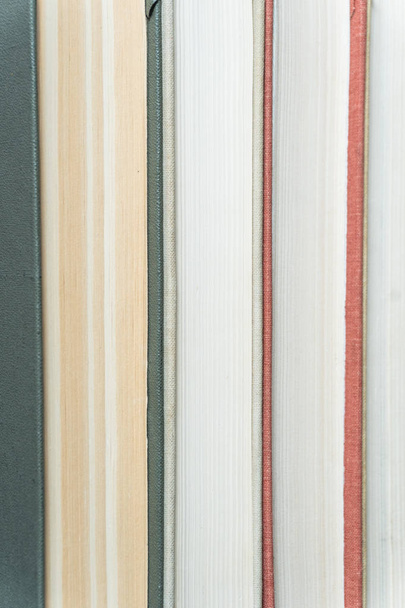 Muitos livros em uma livraria ou biblioteca
 - Foto, Imagem
