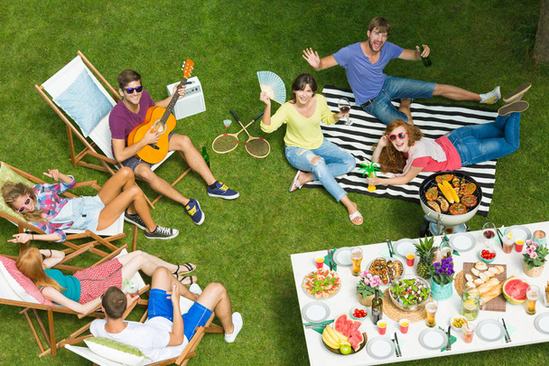 Vrienden ontspannen op barbecue feest - Foto, afbeelding