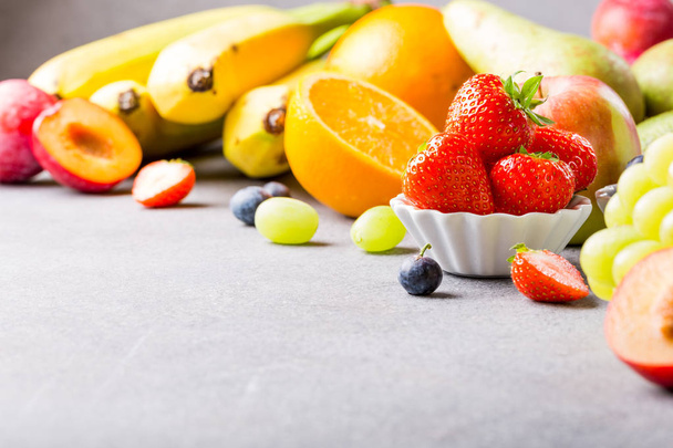 Różne owoce i jagody - Zdjęcie, obraz