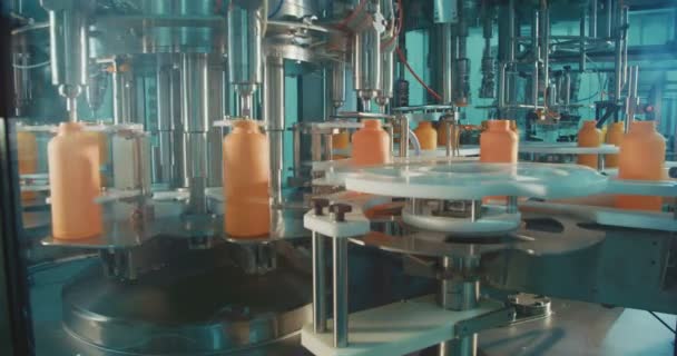 Наполнение химических бутылок в производственной линии
 - Кадры, видео