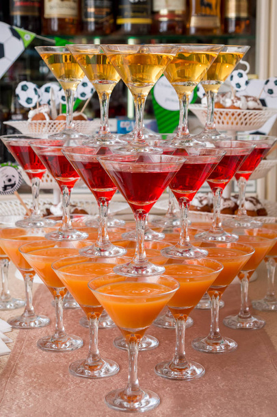 pirâmide de copos com bebidas
 - Foto, Imagem