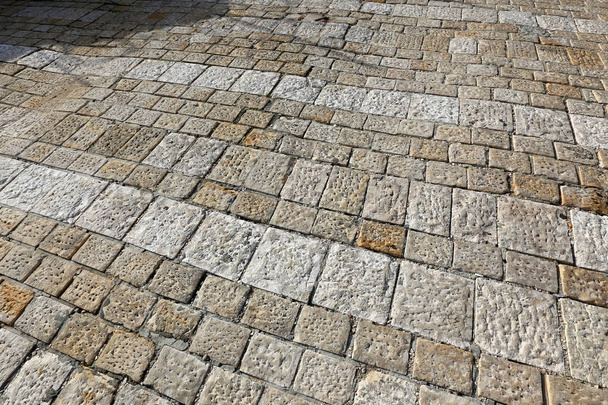 Een trottoir is een voetpad, gelegen aan de kant van de straat  - Foto, afbeelding