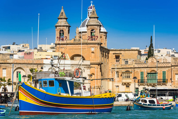 Coloful barcos en el puerto de Marsaxlokk en Malta
 - Foto, Imagen