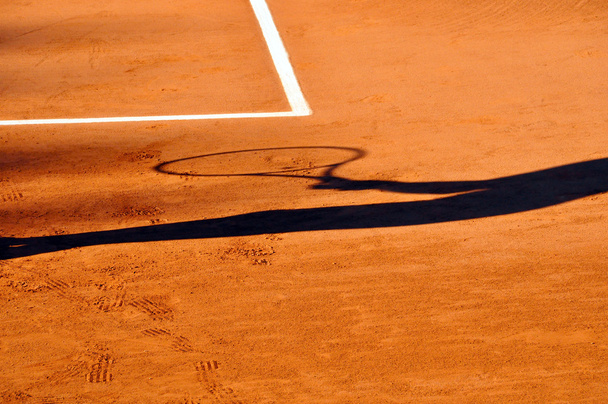 τένις παίκτης σκιά σε ένα χωμάτινο γήπεδο τένις - Φωτογραφία, εικόνα