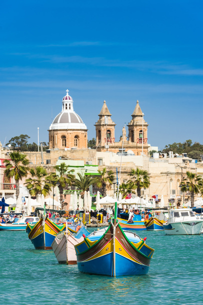 Pueblo pescador tradicional y barcos, Malta
 - Foto, Imagen
