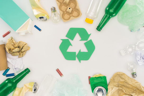 pohled shora různých typů odpadky kolem recyklované symbol na bílém pozadí - Fotografie, Obrázek