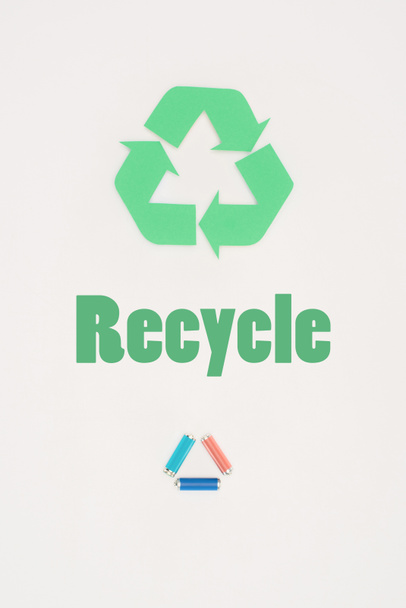 vista superior de baterías con letrero de reciclaje en blanco
 - Foto, Imagen