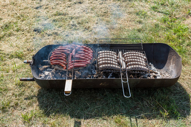 Lekkere Duitse worst op een ambachtelijke barbecue grill - Foto, afbeelding