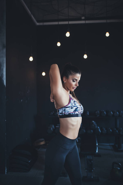 Beautiful athletic woman - fitness workout in gym - Zdjęcie, obraz