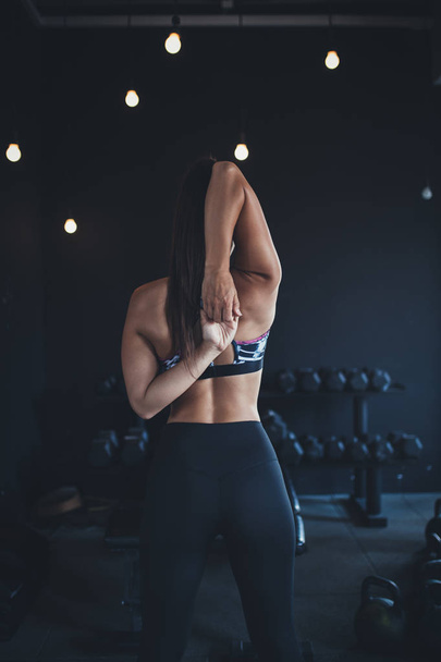 Beautiful athletic woman - fitness workout in gym - Valokuva, kuva