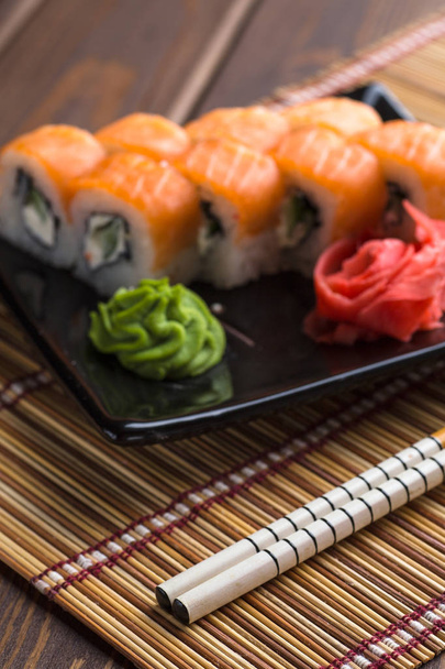 Conjunto de rolos de sushi, rolos e paus da Califórnia, imagem vertical
 - Foto, Imagem