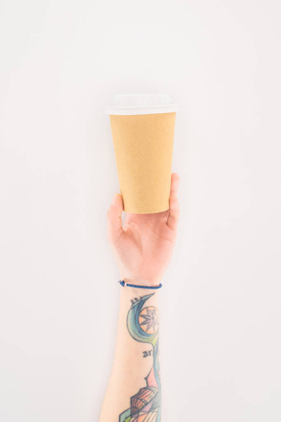 обрезанный снимок женщины с бумажной чашкой, изолированной на белом
 - Фото, изображение
