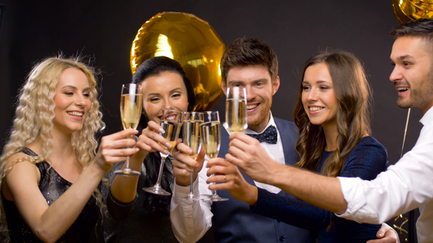 счастливые друзья звонят бокалы шампанского на вечеринке
 - Кадры, видео