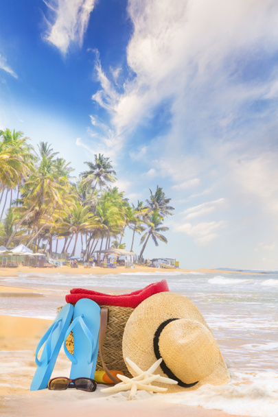Chapeau de paille, lunettes de soleil, pantoufles et un sac sur le sable doré de la plage du Sri Lanka
 - Photo, image