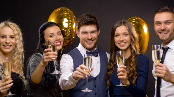 счастливые друзья с бокалами шампанского на вечеринке
 - Кадры, видео